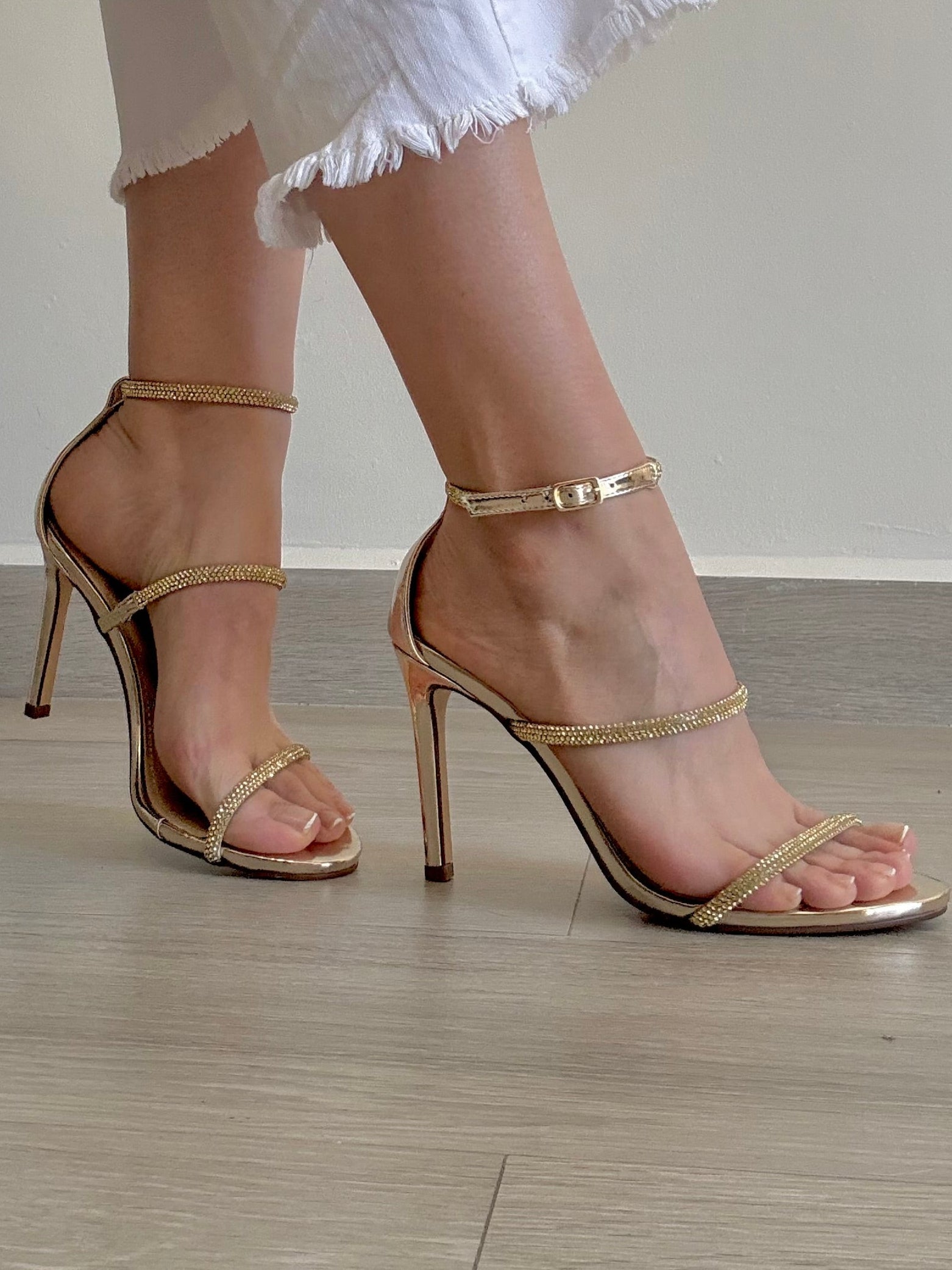 Sandalia tres tiras dorado